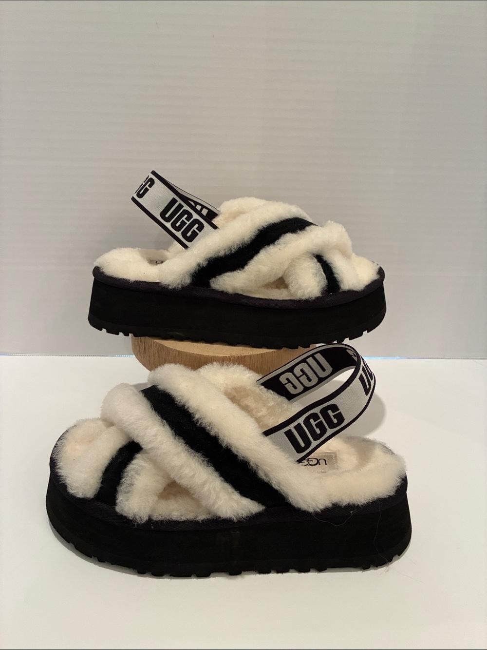 UGG Disco Women's Crisscross Shearling Slipper Sandal - Cream & Black Size 6